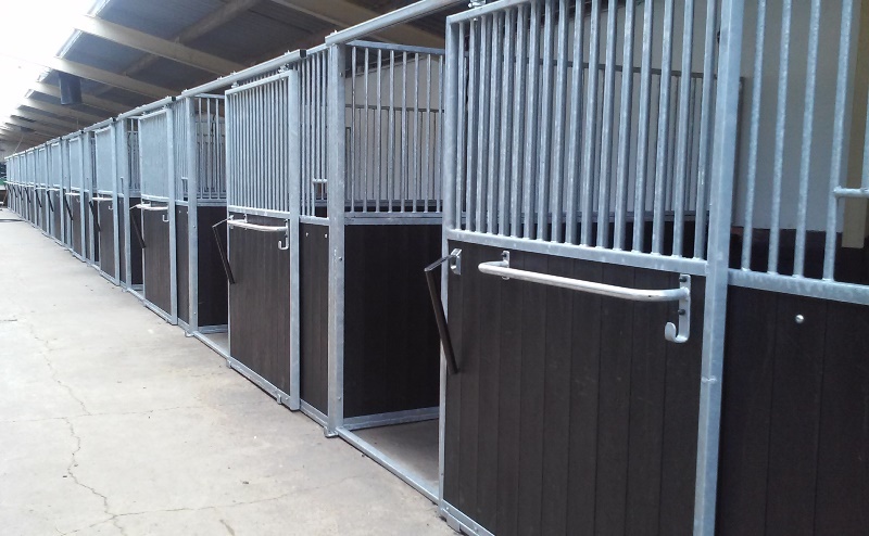 paardenstallen met schuifdeuren Gaasbeek Constructie