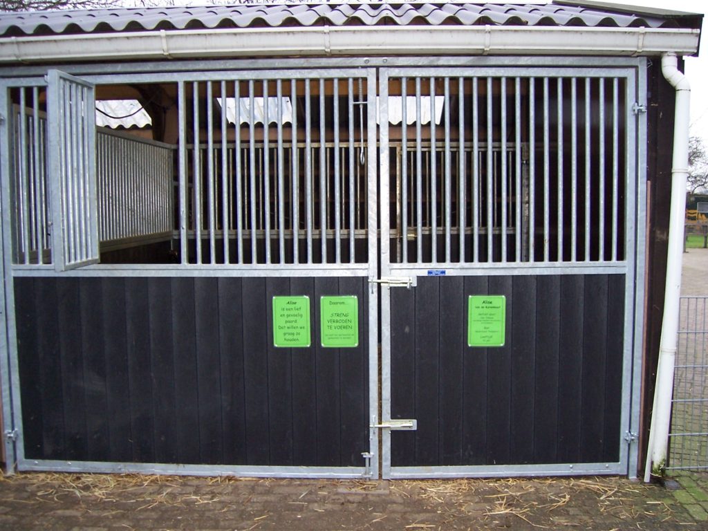 paardenstal met hoofdluik