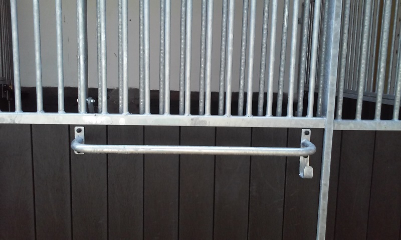 paardenstal met dekenbeugel